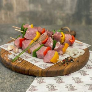 Brochettes de porc – Formule 3kg+, préparées artisanalement à la Boucherie Le Billot au Vernet à partir de viande de porc française, parfaites pour le barbecue.Brochettes de porc – Formule 3kg+, préparées artisanalement à la Boucherie Le Billot à Saint-Alban à partir de viande de porc française, parfaites pour le barbecue.