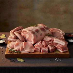 Colis Porc d’Hiver 6 kg composé d’escalopes, sauté de porc sans os, saucisses fraîches, ventrèche tranchée, côtes de porc et rôti d’épaule. Boucherie Le Billot le Vernet.