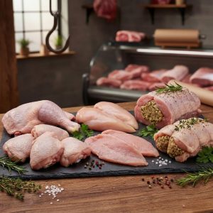 Colis Volaille d’Hiver composé de cuisses de dinde, cuisses de poulet, filets de poulet, escalopes de dinde, rôti de dinde farci et cuisses de poulet farcies. Boucherie Le Billot le Vernet