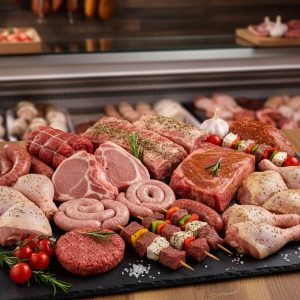Colis Gargantua d’Été 15 kg avec assortiment de viandes pour barbecue : côtes de porc, saucisses, travers de porc provençaux, pavé de bœuf mariné, brochettes, volailles. Boucherie Le Billot le Vernet