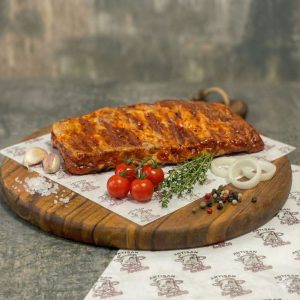 Travers de porc à la Provençale – Formule 3kg+, préparé à la Boucherie Le Billot au Vernet avec une marinade maison aux herbes du Sud et aux épices douces.