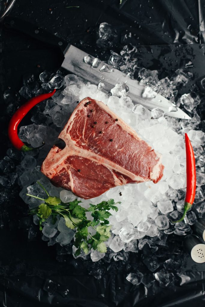 Pièce de bœuf artisanale sur glace préparée par la boucherie Le Billot au Vernet